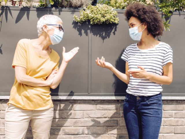 Discussion entre une femme senior et une jeune femme.