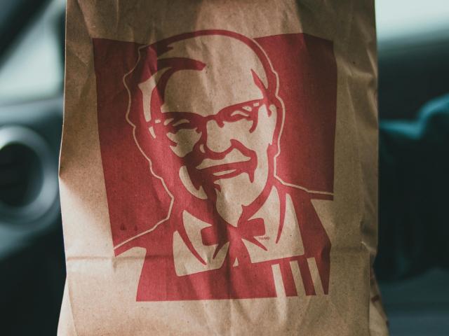 Photo logo KFC sur un sac en papier
