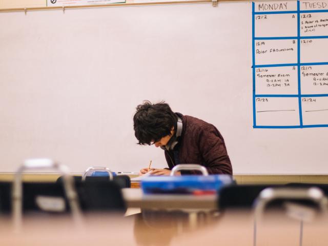 Jeune étudiant dans une salle de classe.