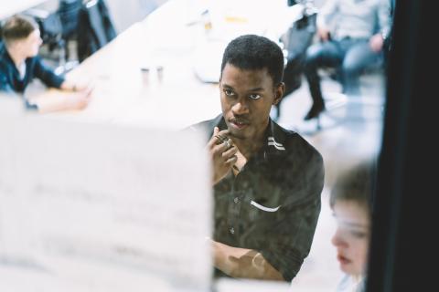 Atelier réunissant jeunes et formateur