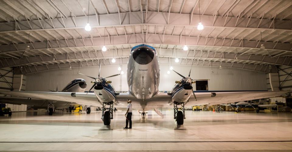 Photo d'avion dans un hangar