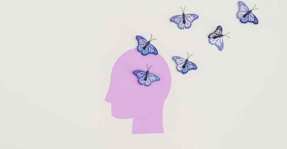 Collage papier, tête et papillons