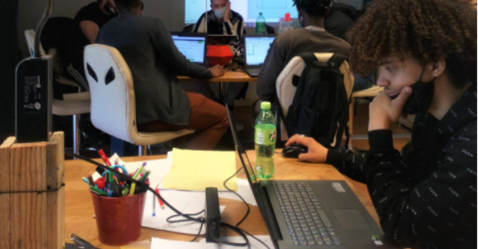 Jeunes dans le FabLab PoleS